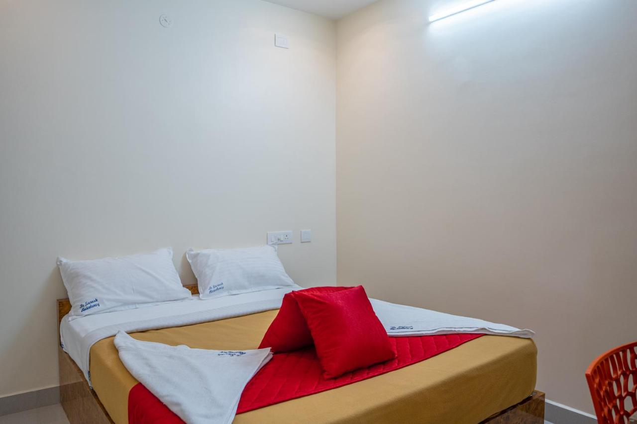 Le Suresh Guest House Пондичерри Экстерьер фото